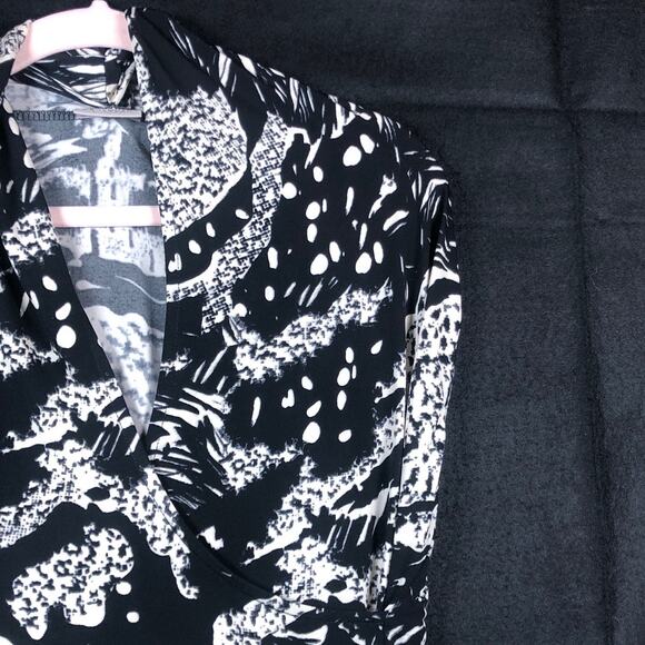 Chicos Womens Blouse Black White Abstract Easywear Faux Wrap Sleeveless 1 (M) - Picture 4 of 11